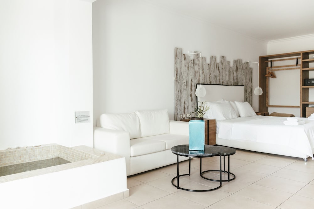 Junior Suite, Hot Tub - Photo 4