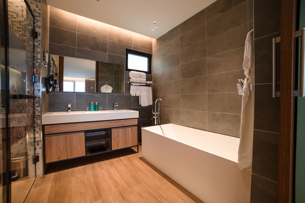 Deluxe Room, 1 King Bed, Ocean View, Ground Floor photo 2