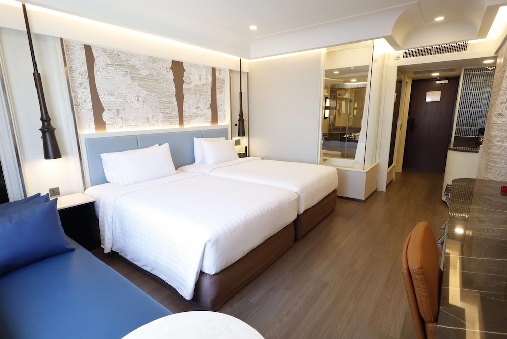 Deluxe Room, 2 Twin Beds, River View (Premier) thumbnail 5