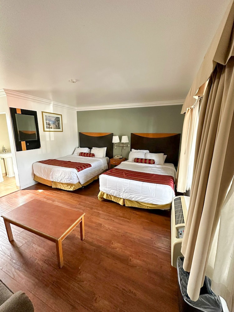 Deluxe Room, Two Queen Beds and Sofa Bed photo 3