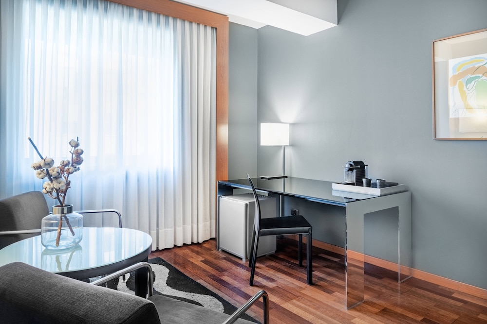 Junior Suite, 1 King Bed thumbnail 5