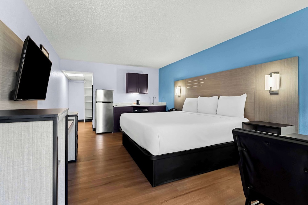 Standard Room, 1 King Bed, Non Smoking photo 1