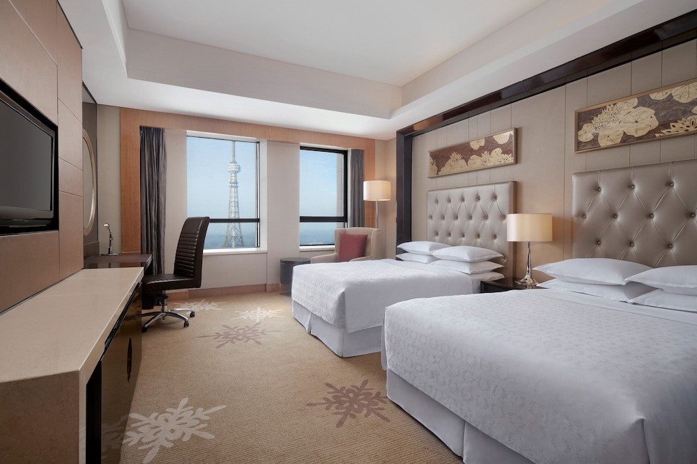 Club Room, 2 Twin Beds, City View