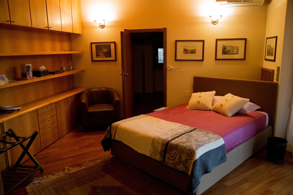 Quadruple Room, 2 Queen Beds, Connecting Rooms (202-203) photo 2