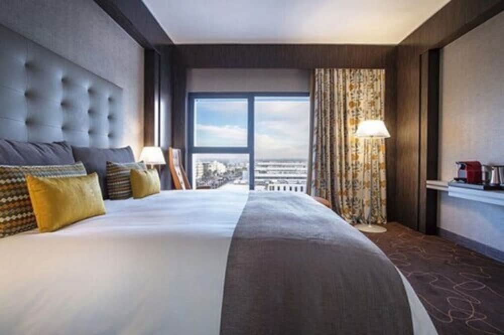 Panoramic Room, 1 King Bed ,Located Between The Ninth And The Seventee