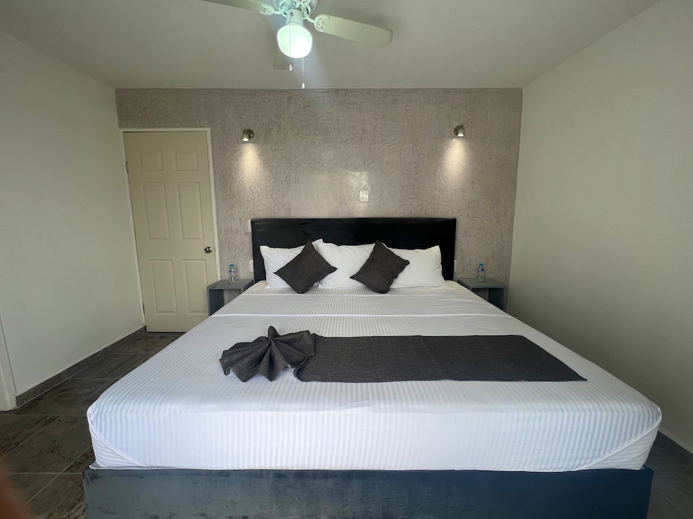 Junior Room, 1 King Bed, Hot Tub, Pool View photo 2