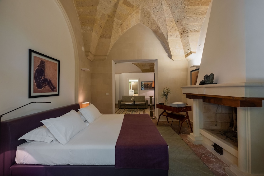 Deluxe Suite, 1 King Bed With Sofa Bed photo 2
