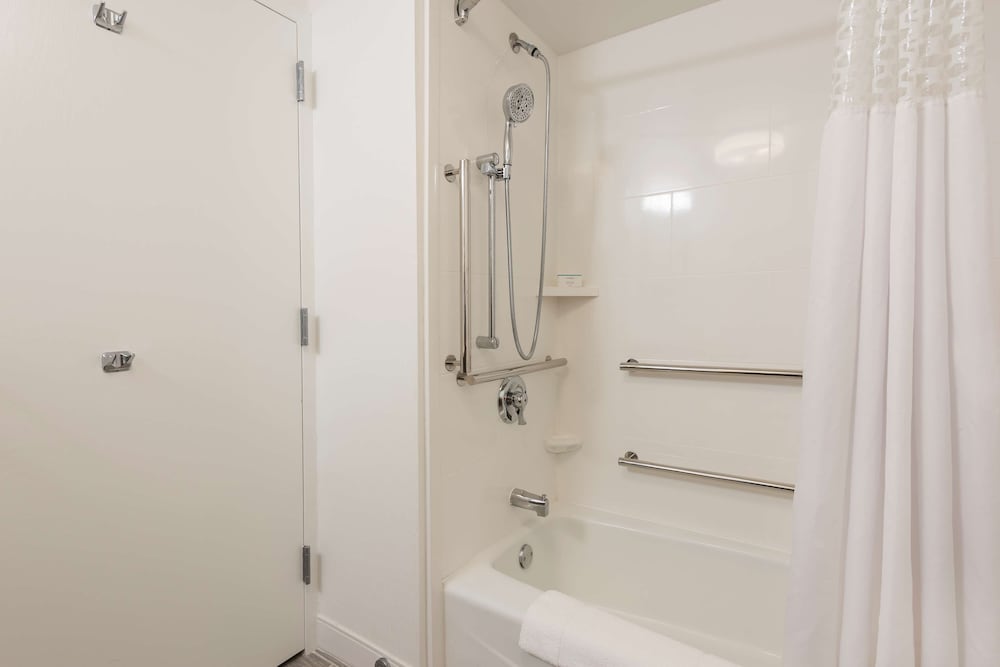 Room, 1 Double Bed, Accessible, Bathtub - Photo 2