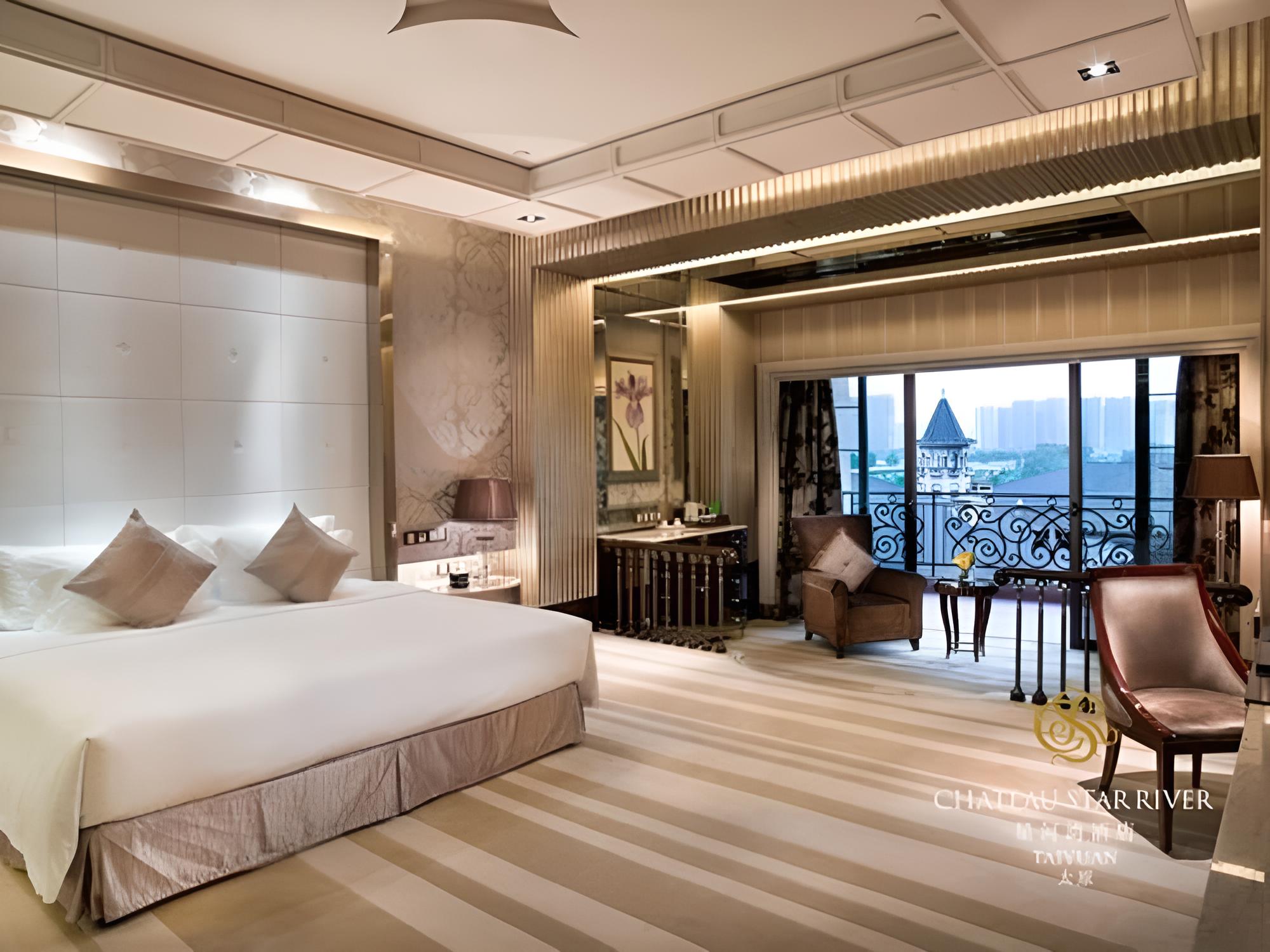 Standard Room, 1 King Bed, Pool View photo 1