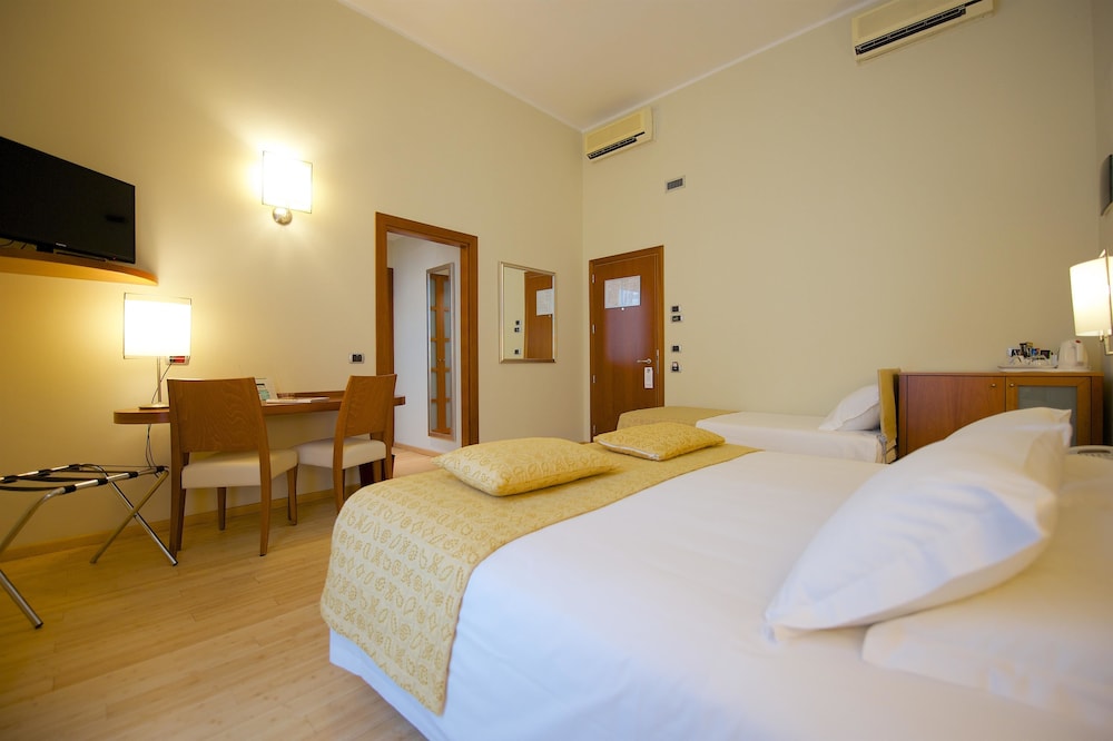 Standard Room, Multiple Beds - Photo 2