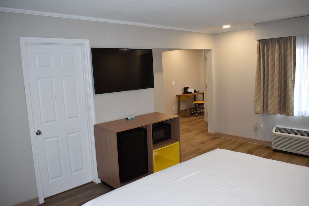 Studio Suite, 1 King Bed, Non Smoking - Photo 4