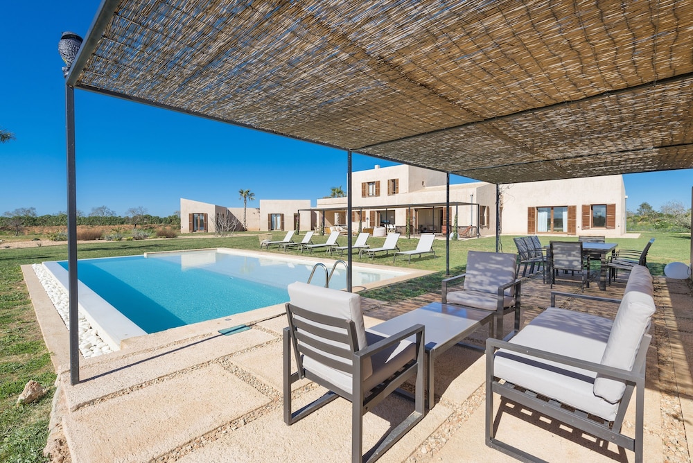 Villa photo 2