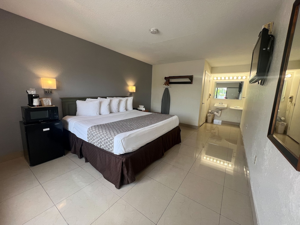 Traditional Room, 1 King Bed, Accessible - Photo 2