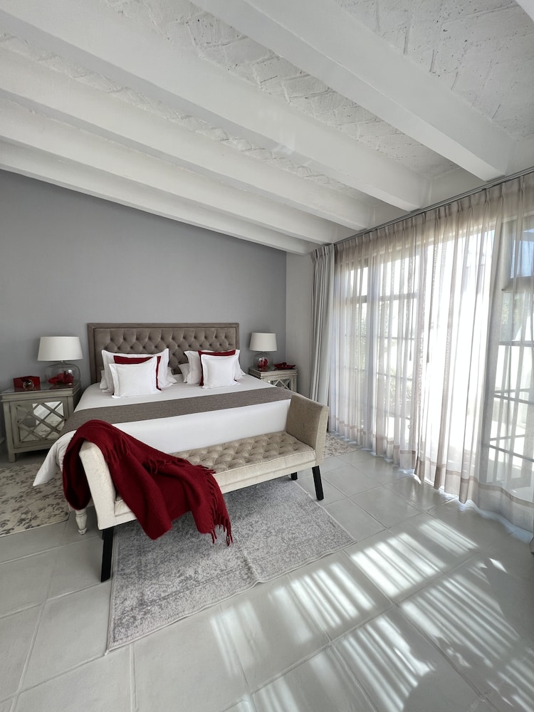 Deluxe Suite, 1 King Bed, City View - Photo 1