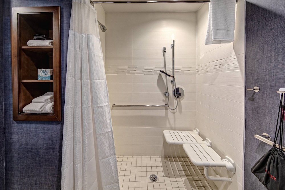 Suite, 1 Bedroom thumbnail 5