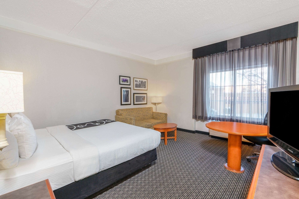 Deluxe Suite, 1 King Bed, Non Smoking - Photo 4