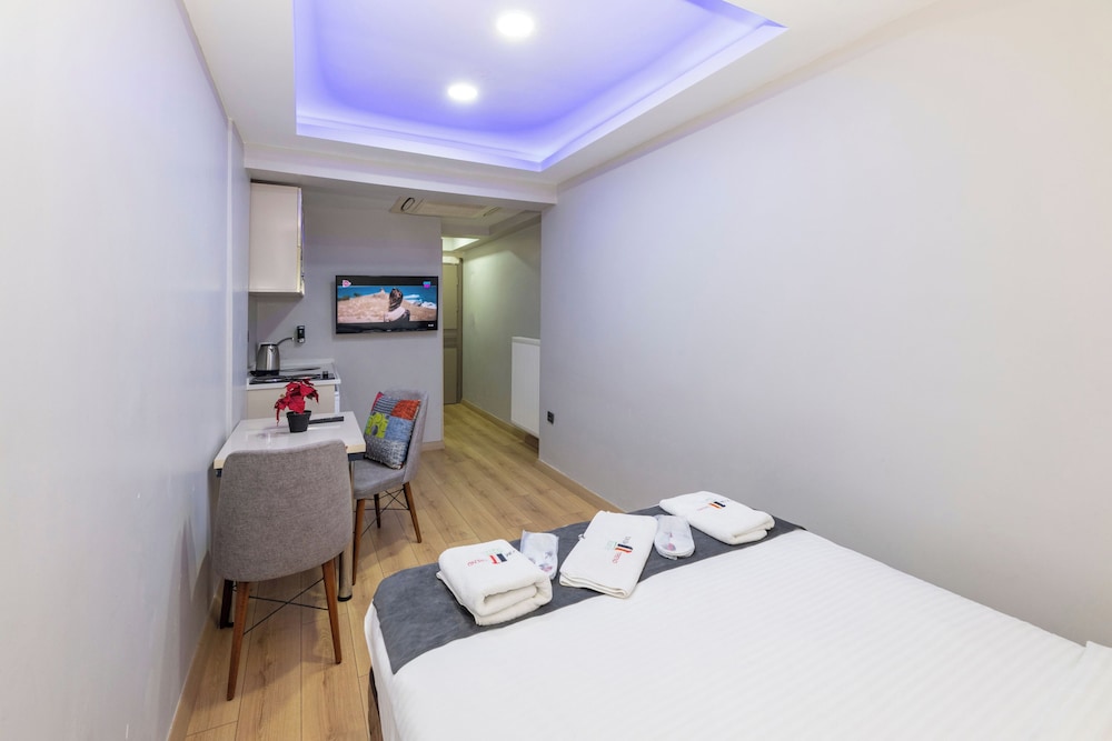 A) Economy Suite, Basement photo 2