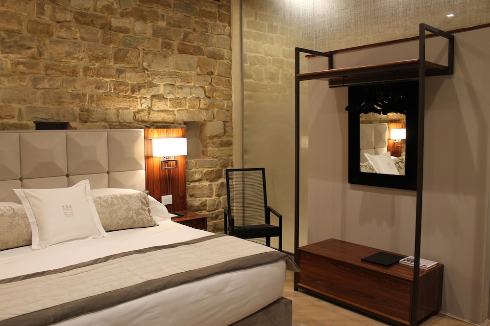 Junior Suite, City View (Gemma)