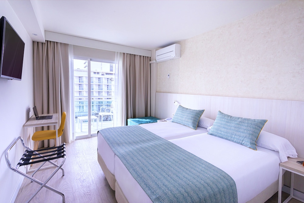 Double Room, 2 Double Beds, Balcony, Pool View photo 2