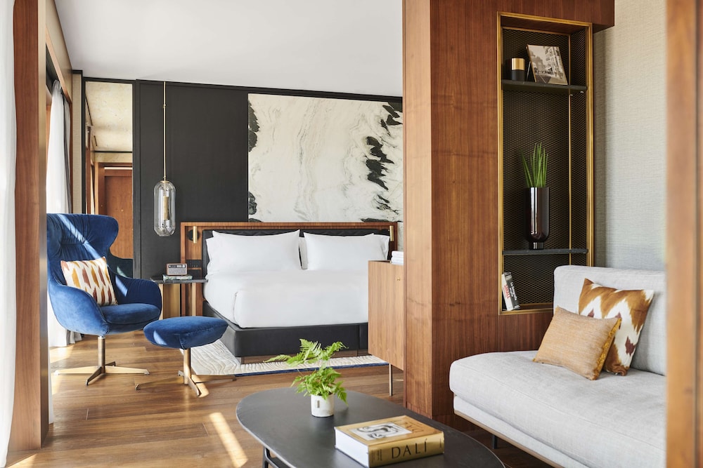 Suite, Terrace, Corner