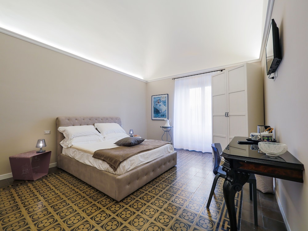 Triple Room, City View (Persefone)