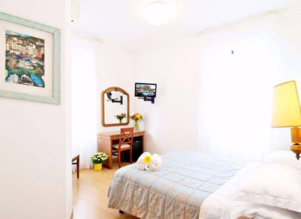 Standard Room, 1 King Bed photo 2
