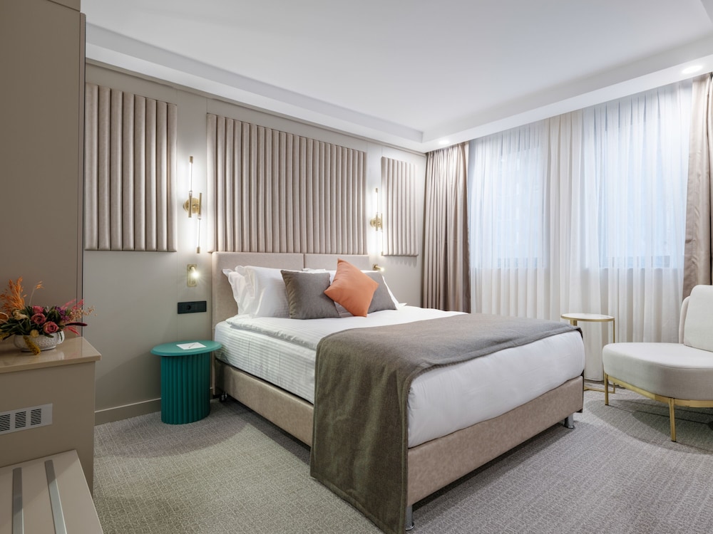 Deluxe Room - Photo 12