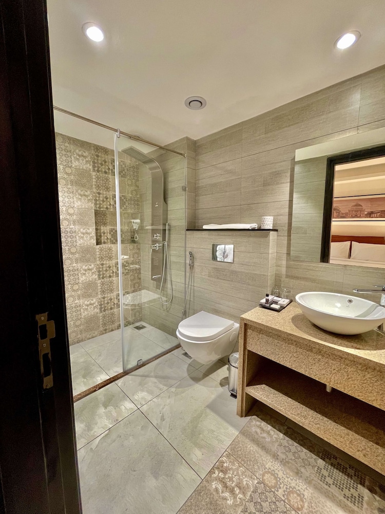 Premium Room, 1 King Bed, Non Smoking - Photo 2