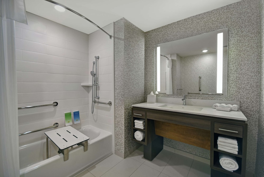 Studio, 1 King Bed, Accessible, Bathtub - Photo 5