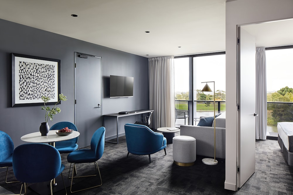 Superior Two Bedroom Apartment - Lakeview - Interconnecting photo 1