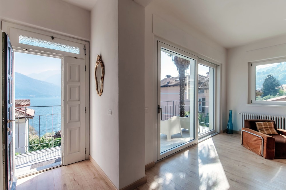 Villa, Lake View