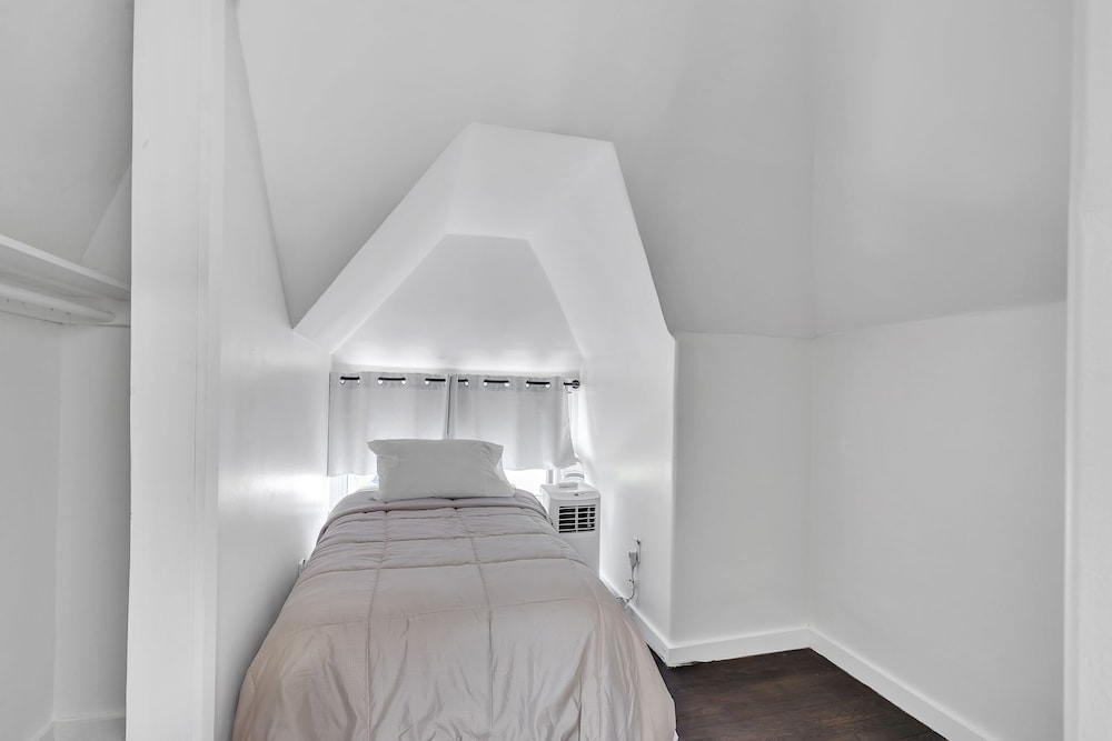 House, 5 Bedrooms photo 3