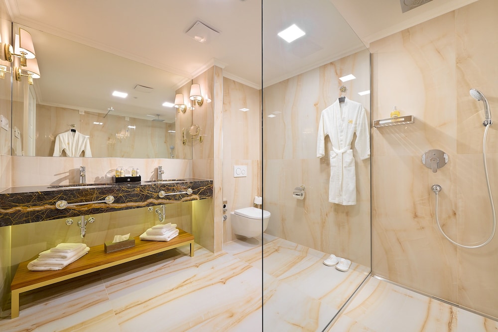 Deluxe suite (Sea front, Balcony, Jacuzzi) - Photo 5