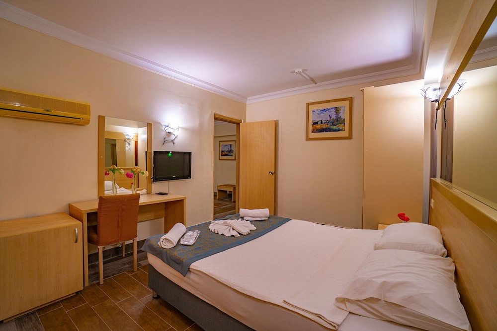 Family Room, 2 Bedrooms photo 2