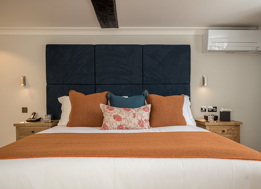 Luxury King Room - Photo 16