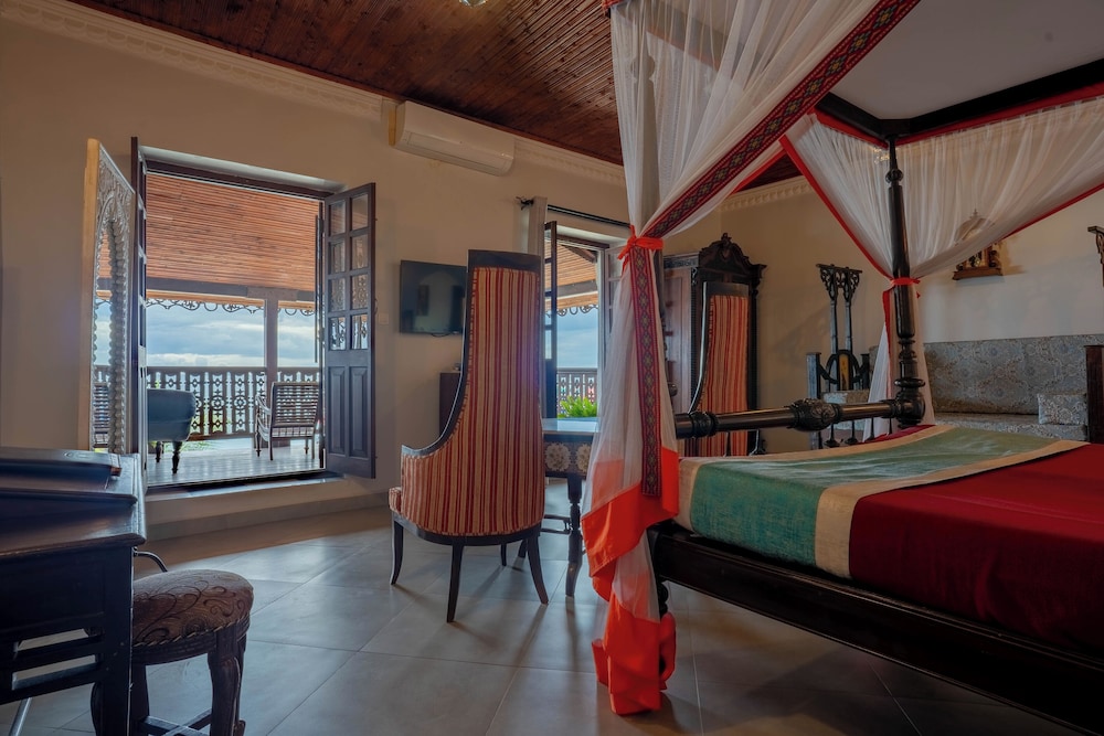Honeymoon Suite, Sea View