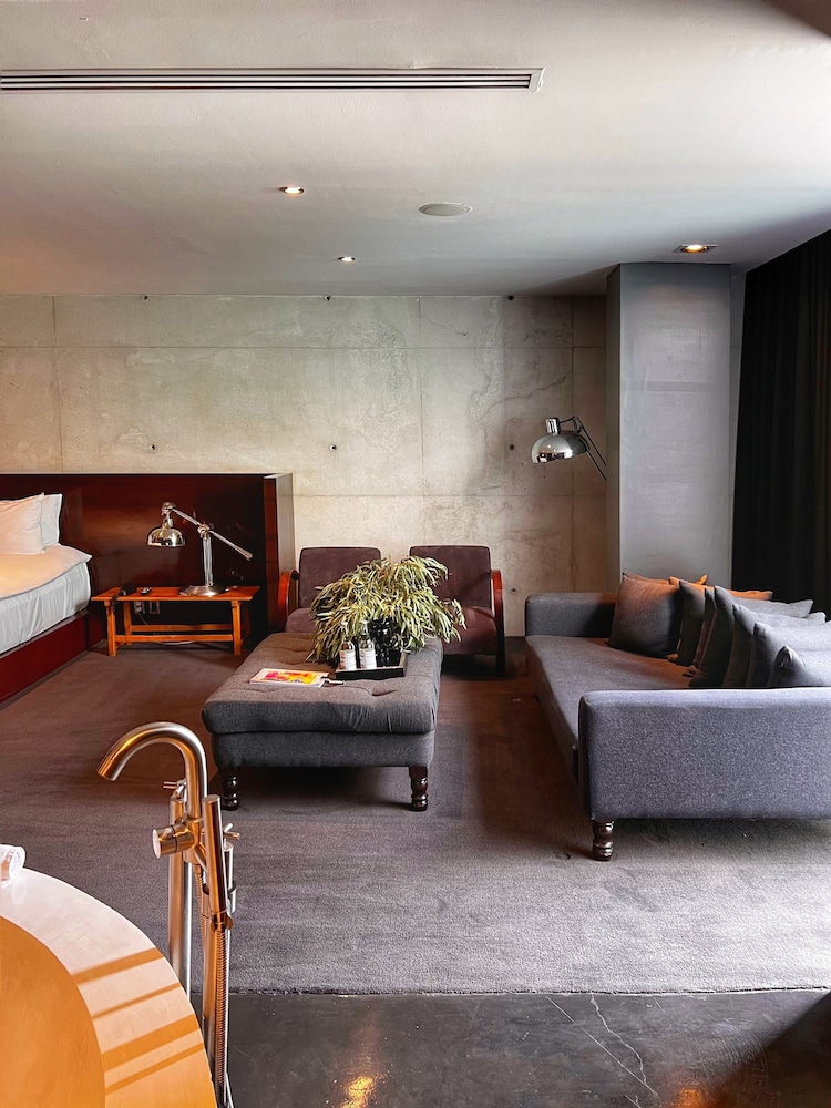 Premium Room, 1 King Bed - Photo 7