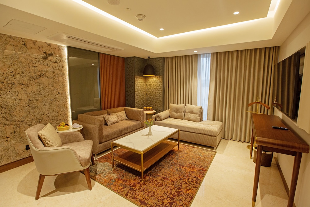 Executive Suite, Pool View photo 2
