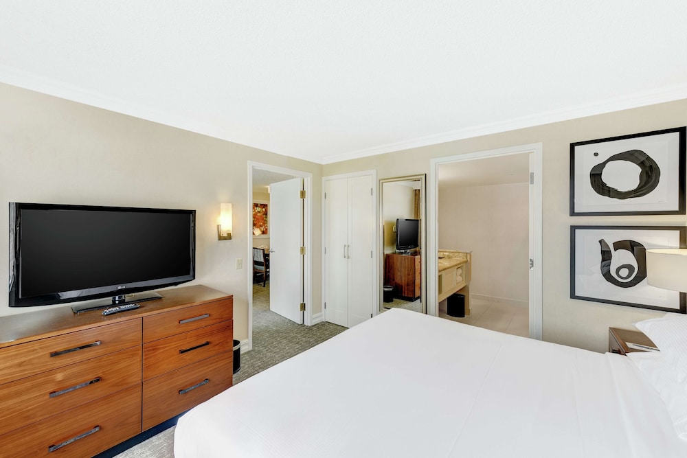 Family Suite - 1 King, 1 Double, 1 Queen Sofabed Hearing Access - Photo 1