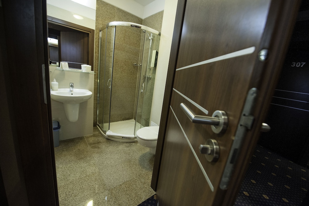 Business Twin Room, 2 Twin Beds, Ensuite photo 3