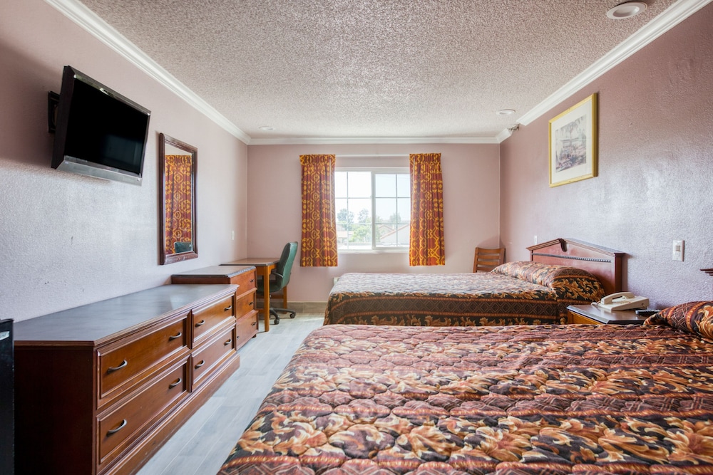 Room, 2 Queen Beds, Smoking photo 1