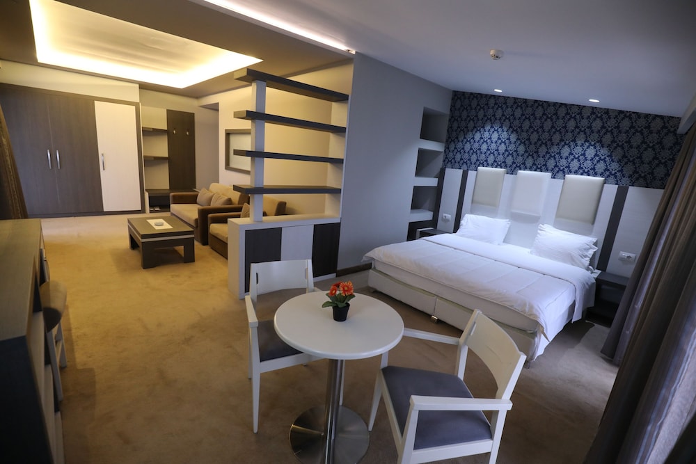 Deluxe Suite photo 2