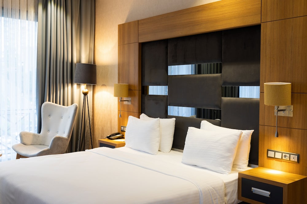 Standard Room, 1 King Bed, Non Smoking - Photo 2