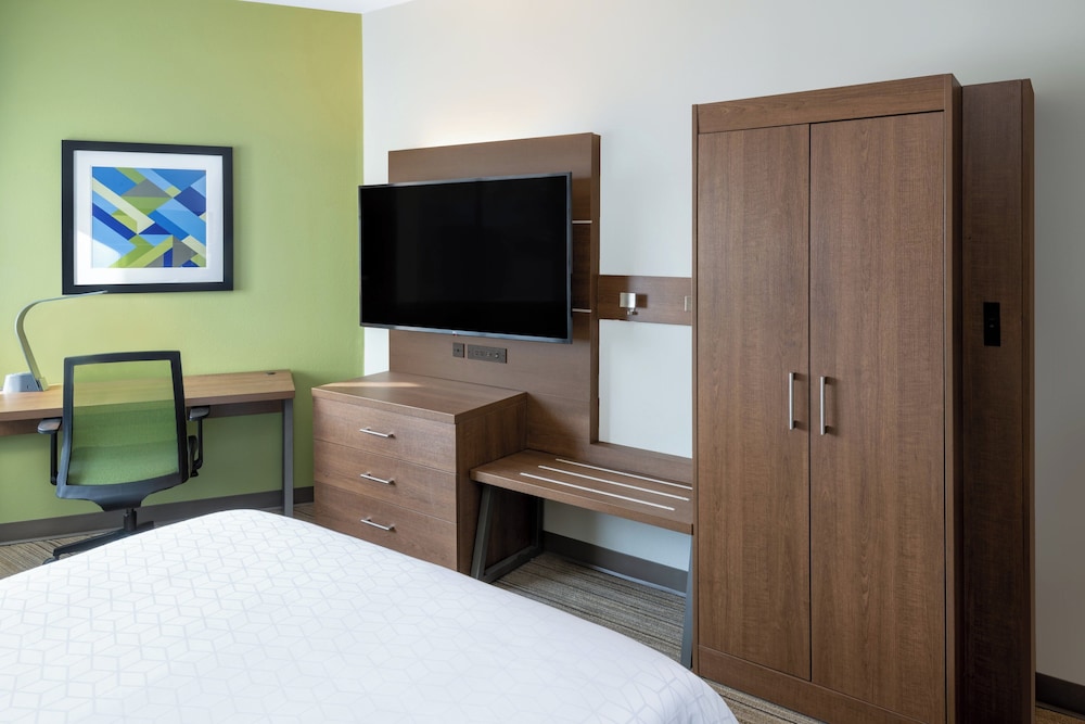 Standard Room, 1 Queen Bed, Accessible - Photo 1