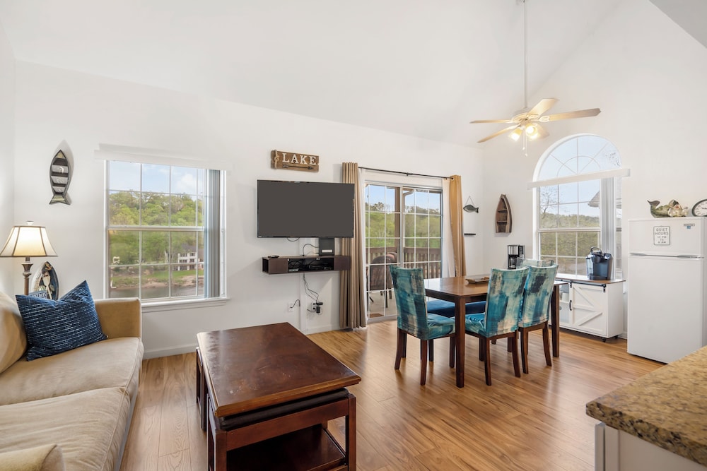 Condo, Multiple Beds, Balcony (Peaceful Lakeview Escape)