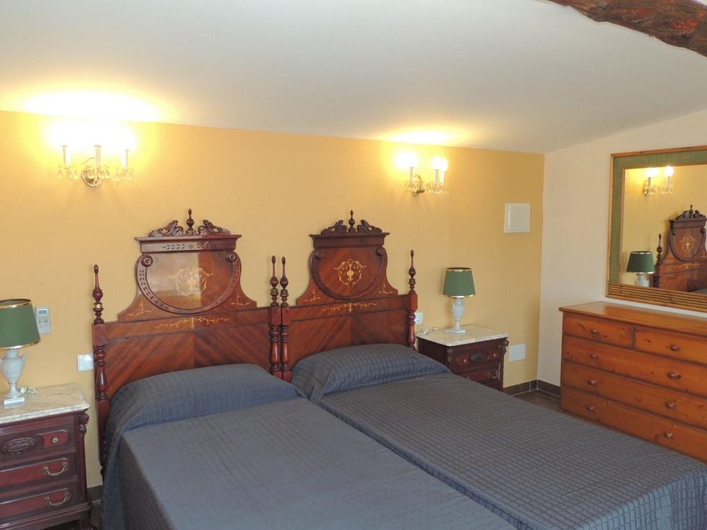 Villa Familiar, 4 Habitaciones, Piscina Privada, Vista al Jardín