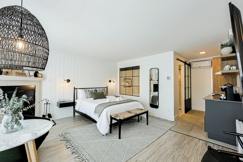 Design Studio, 1 Queen Bed, Kitchen, Lake View photo 2