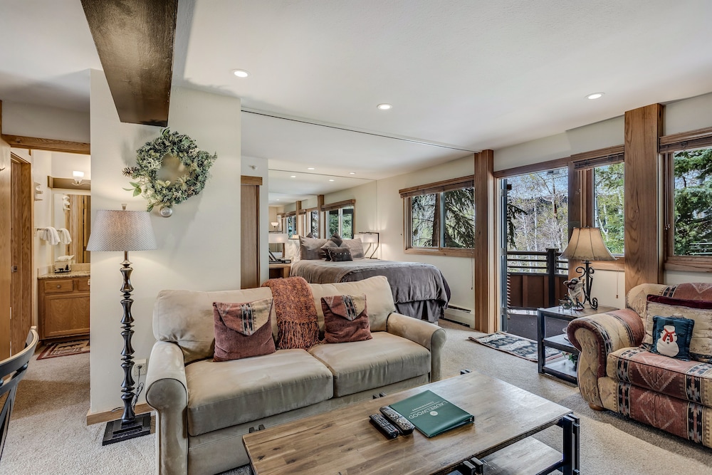 Premier Studio (Unit 109)