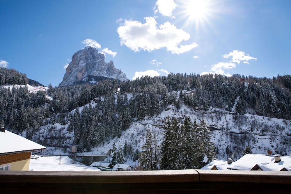Basic Studio, Balcony