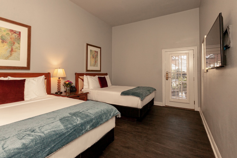 Deluxe Double Room, 2 Queen Beds photo 3